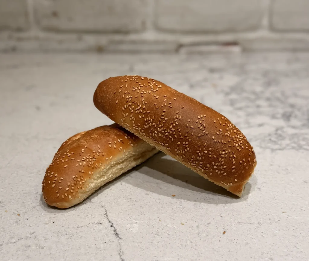 לחמניות נקניקיה עם שומשום של מאפיית קציר חיטים