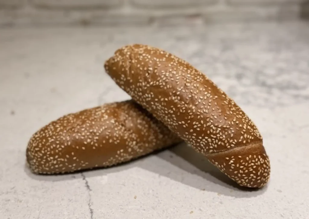 לחמניית נקניקיה מקמח מלא של מאפיית קציר חיטים