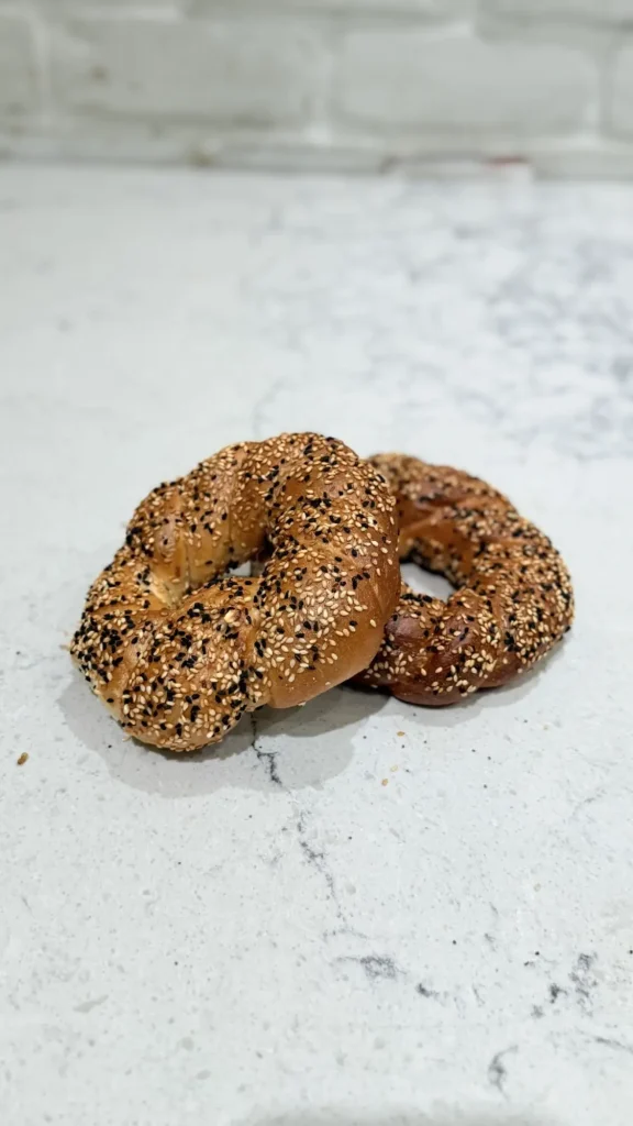 לחמניית קשר טבעת קמח מלא של מאפיית קציר חיטים